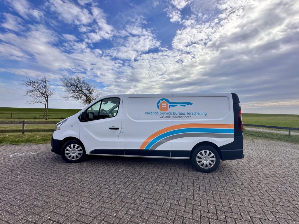 Bezorgbus van Vakantie Service Bureau Terschelling op het eiland
