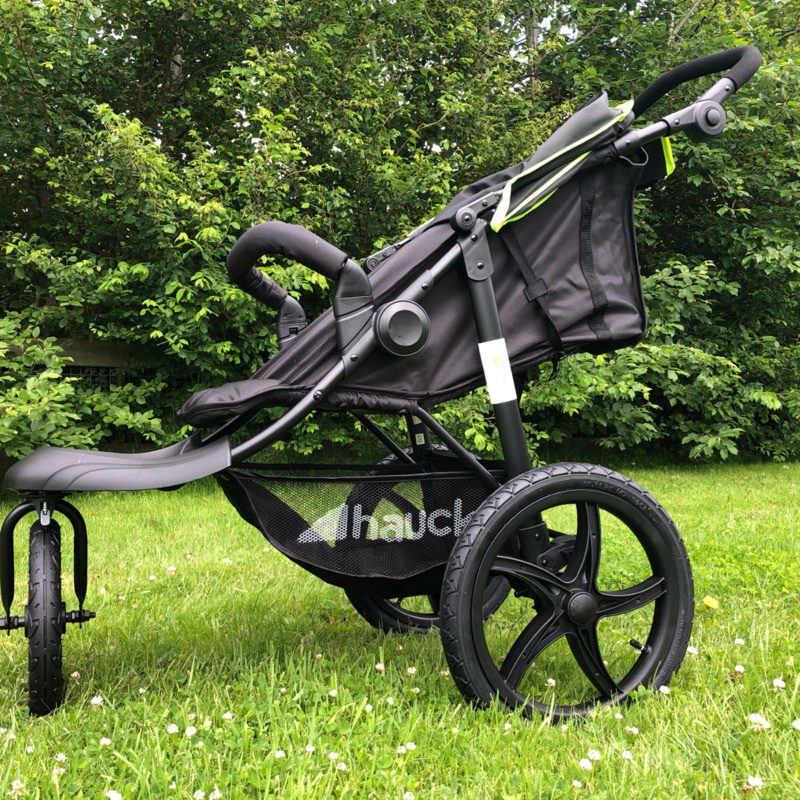 Driewielbuggy op het gras